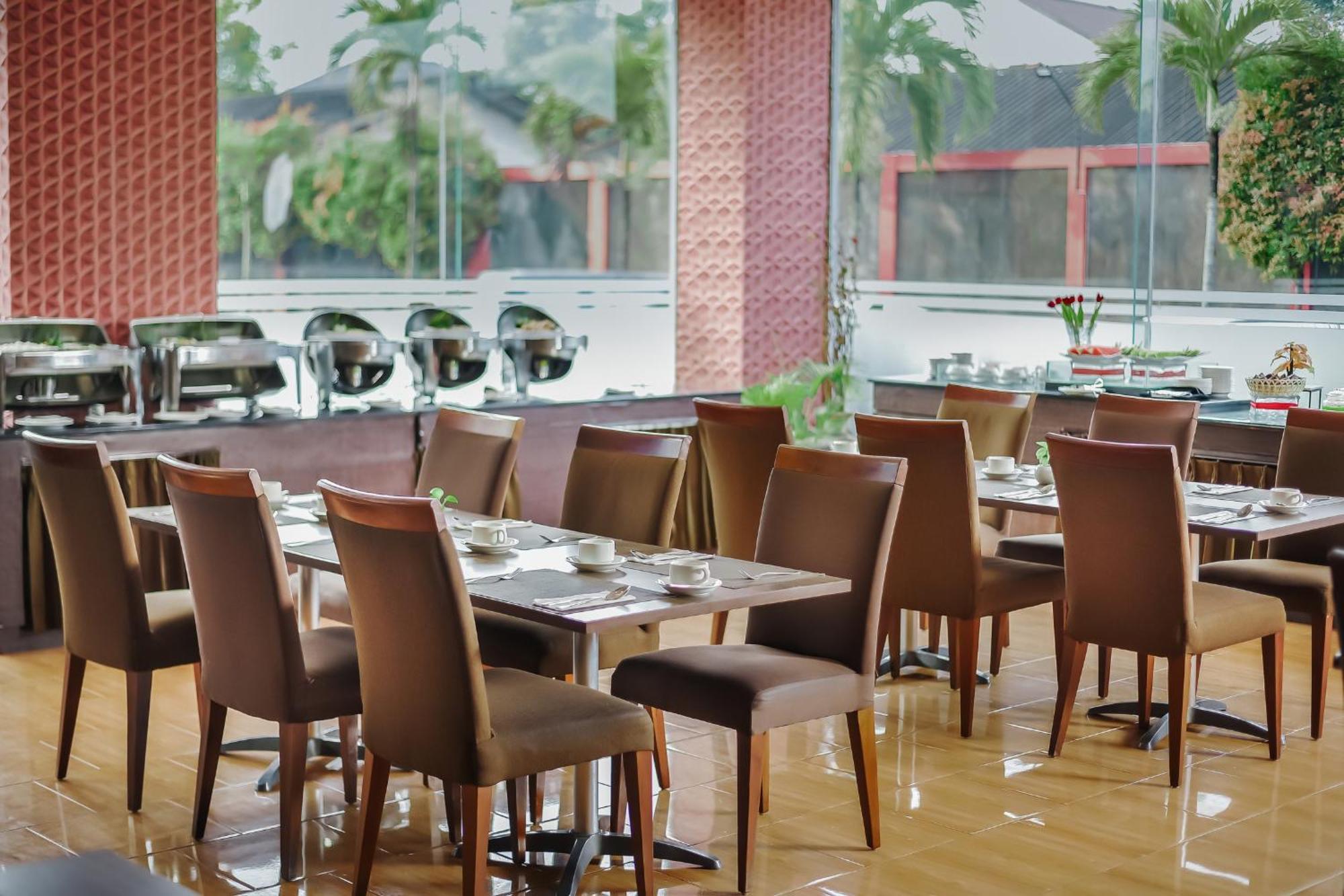 Noola Hotel Cilacap Exteriör bild